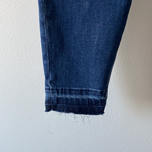 SPANX Distressed Ankle Skinny Jean Raw Hem Medium Wash Stretch Denim Size Medium - Picture 3 of 9
